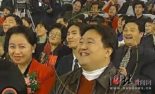 該名男子連續(xù)多年在春節(jié)晚會中出現(xiàn)，被網(wǎng)友稱為“十年最牛笑臉哥”。