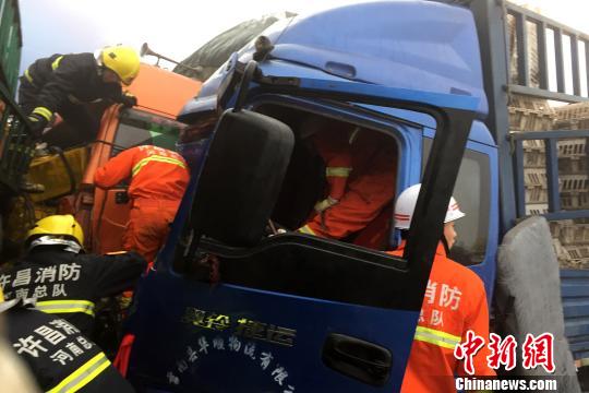 圖為21日，蘭南高速河南段21輛汽車發(fā)生連環(huán)相撞事故，消防人員對(duì)被困傷員進(jìn)行緊急救援?！」啤z