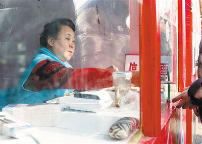 龍?zhí)稄R會售票員呂秀珍。新京報記者