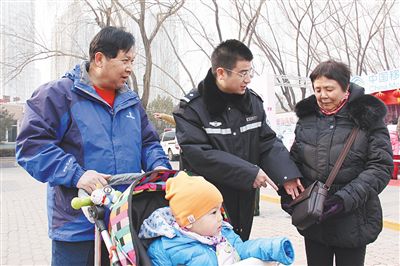 朝陽國際風情節(jié)，周小勇（中）提醒老人注意安全。朝陽公安分局供圖