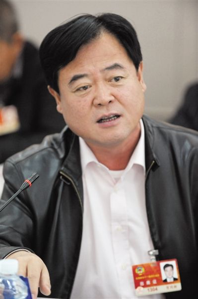 　政協(xié)委員、中國通用技術集團董事長賀同新稱，按照2014年的數(shù)字，他的薪水下降了近50%。圖/CFP