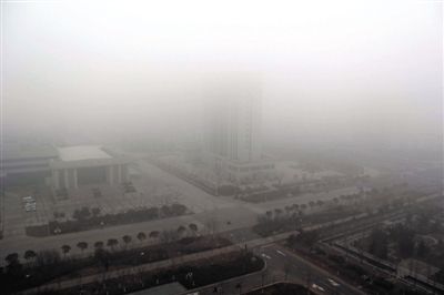 昨日，連云港市贛榆區(qū)14層高樓上拍攝的大霧天氣。當(dāng)日，江蘇省多地出現(xiàn)大霧天氣。新華社發(fā)
