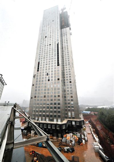 湖南遠(yuǎn)大可建公司采取模塊化建造技術(shù)建造的57層高樓施工現(xiàn)場(chǎng)。新華社發(fā)