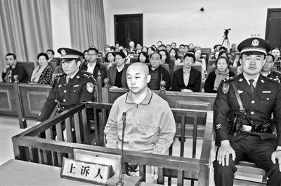 4月14日，趙志紅（前中）在庭審現(xiàn)場 供圖/新華社