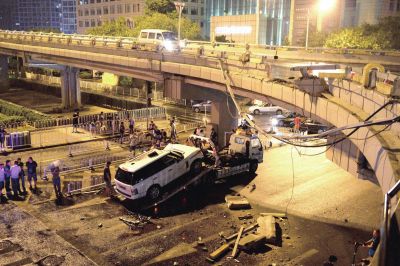 路虎車(chē)被扶正后，救援車(chē)將其拖離現(xiàn)場(chǎng)。