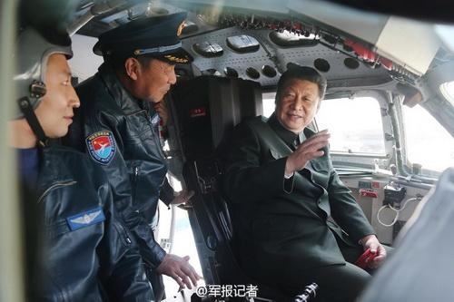2015年2月16日，習近平登上戰(zhàn)機，坐進駕駛艙，了解裝備性能，體驗操作使用。