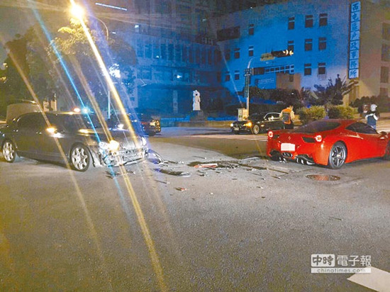 圖為車號8889的法拉利（右）和車號9888的賓利車（左）發(fā)生擦撞，法拉利車身嚴(yán)重?fù)p毀。