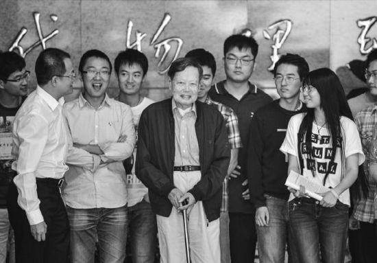 楊振寧與中國科大的同學合影。