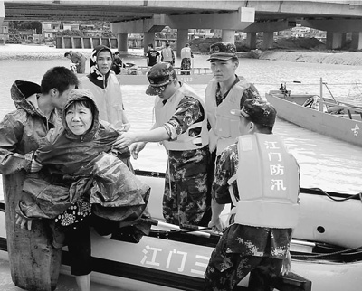 5日，廣東江門市邊防官兵解救被洪水圍困的群眾。 廖 鍵攝（人民視覺）