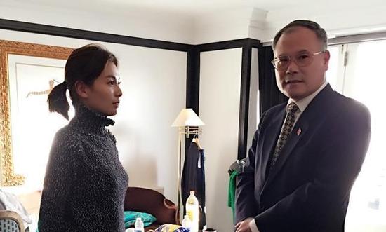 劉濤和中國(guó)駐丹麥大使劉碧偉先生 劉濤和中國(guó)駐丹麥大使劉碧偉先生