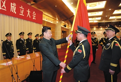 習近平將軍旗授予東部戰(zhàn)區(qū)司令員劉粵軍、政治委員鄭衛(wèi)平。