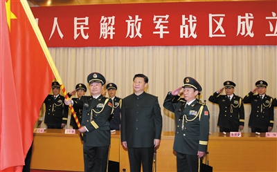 習近平將軍旗授予南部戰(zhàn)區(qū)司令員王教成、政治委員魏亮。