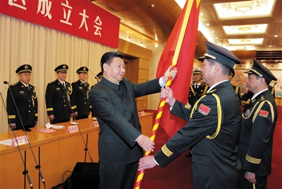 習近平將軍旗授予西部戰(zhàn)區(qū)司令員趙宗岐、政治委員朱福熙。