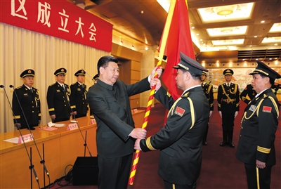 習近平將軍旗授予北部戰(zhàn)區(qū)司令員宋普選、政治委員褚益民。