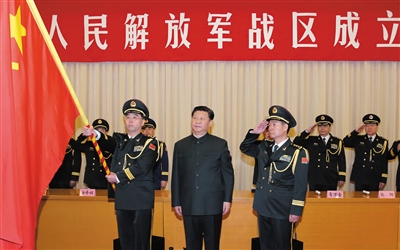 習近平將軍旗授予中部戰(zhàn)區(qū)司令員韓衛(wèi)國、政治委員殷方龍。