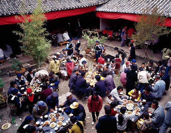 貴州畢節(jié)織金縣板橋鄉(xiāng)政府公職人員在整頓村民亂辦酒席時(shí)，雙方發(fā)生沖突并互有出手。