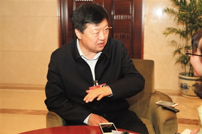 昨日下午，全國人大代表、哈爾濱市長宋希斌在駐地接受新京報記者專訪。張磊 攝