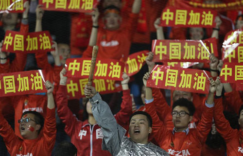 中國隊(duì)球迷在看臺(tái)上為球隊(duì)加油。新華社發(fā)