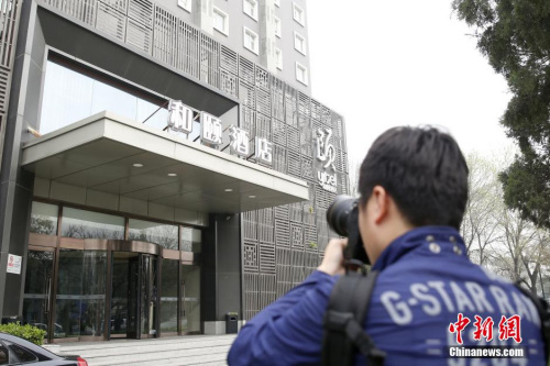 媒體記者關(guān)注北京“和頤酒店女生遇襲”事件。 圖片來源：視覺中國(guó)