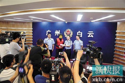 因舉報涉毒案件線索而獲獎的“快遞小哥”戴著面具領(lǐng)取獎金。
