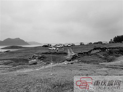 10日，約30輛自駕車被困在長壽湖的這片湖灘上。