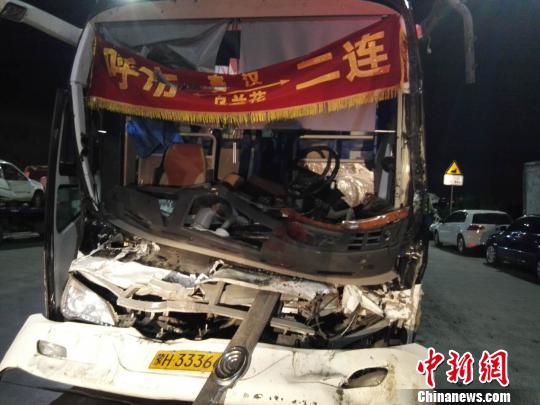 圖為載客大巴車，受損嚴(yán)重。