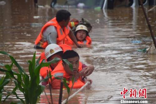 資料圖：6月20日，貴州省黔西南州暴雨成災。圖為消防員抗洪救人?！∏髂舷?攝