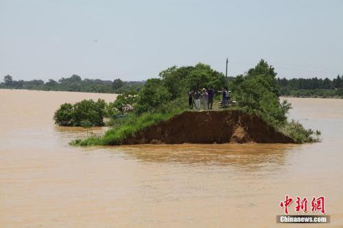 資料圖：6月21日，江西鄱陽縣濱田水庫泄洪道河堤(濱田河)潰口現(xiàn)場。 王劍 攝