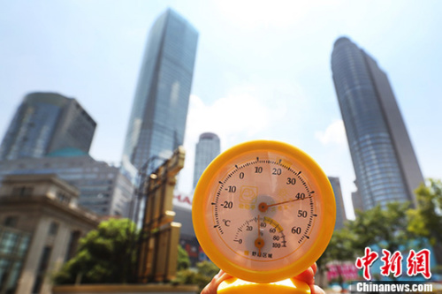 7月26日中午12點39分，南京街頭高溫逼人，用溫度計測量的實時溫度超過40攝氏度。 中新社記者 泱波 攝