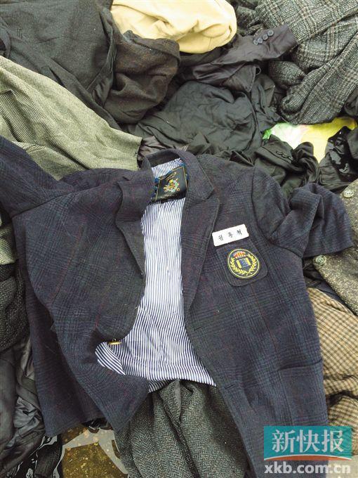 現(xiàn)場查獲的一件韓國校服。 鄭雁虹/攝