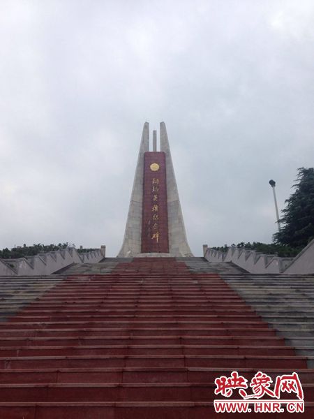桐柏是革命老區(qū)，英雄紀(jì)念碑位于南端翠屏山上。