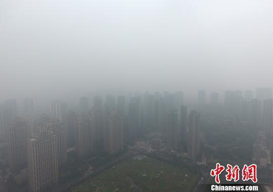  1月5日，重慶主城上空一片灰蒙蒙。