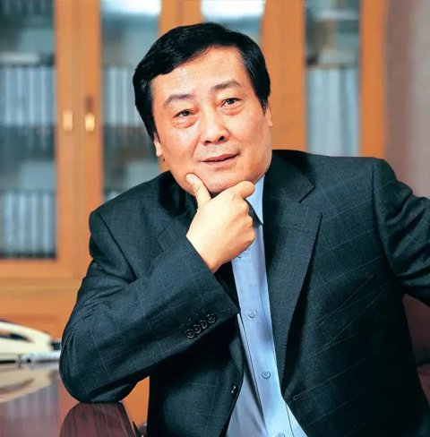 靠一瓶一瓶賣水發(fā)家的娃哈哈董事長宗慶后曾接受《環(huán)球時報》采訪表示，企業(yè)家社會責任除了體現(xiàn)在為社會創(chuàng)造財富，解決更多就業(yè)，以及增加稅收貢獻，再者就是要把員工照顧好，讓員工在企業(yè)發(fā)展，收入生活水平提高。