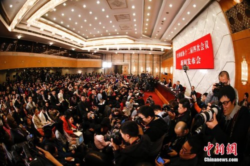 資料圖：2016年3月2日，全國政協(xié)十二屆四次會(huì)議新聞發(fā)布會(huì)在北京人民大會(huì)堂舉行，大會(huì)新聞發(fā)言人王國慶回答記者提問。 中新社記者 杜洋 攝