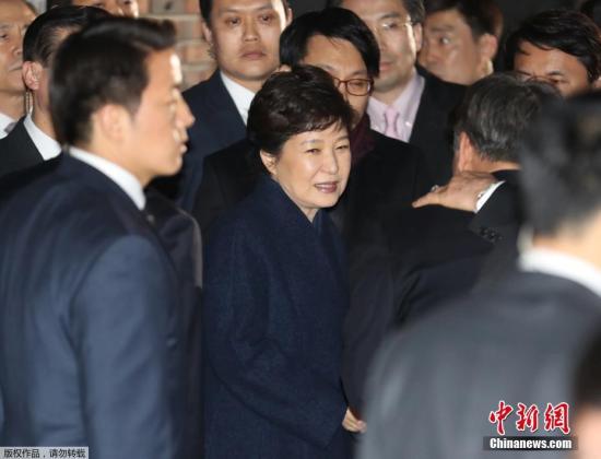 樸槿惠抵達(dá)私宅面帶微笑。