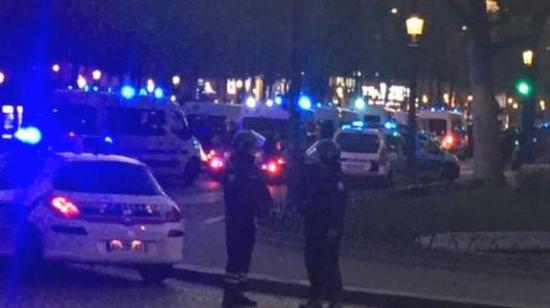 據(jù)英國廣播公司（BBC）消息，巴黎警方稱，巴黎中部發(fā)生槍擊事件，一名警察死亡，另一名受傷。
