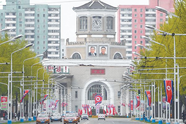 4月25日是朝鮮人民軍建軍85周年紀(jì)念日。圖為24日的平壤街頭。