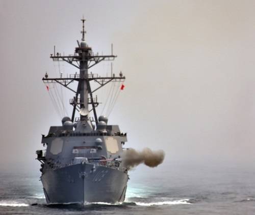 美國海軍的韋恩、麥亞號新型驅逐艦25日在朝鮮半島西部海域與韓國海軍聯(lián)合軍演