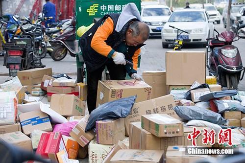 資料圖：11月2日，山西太原，物流工作人員正在分揀快遞。中新社記者 張云 攝