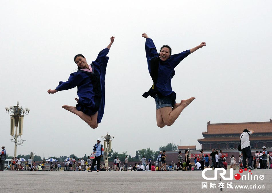 幾名打?qū)W生天安門廣場(chǎng)創(chuàng)意留影。圖片來源：金聞/CFP