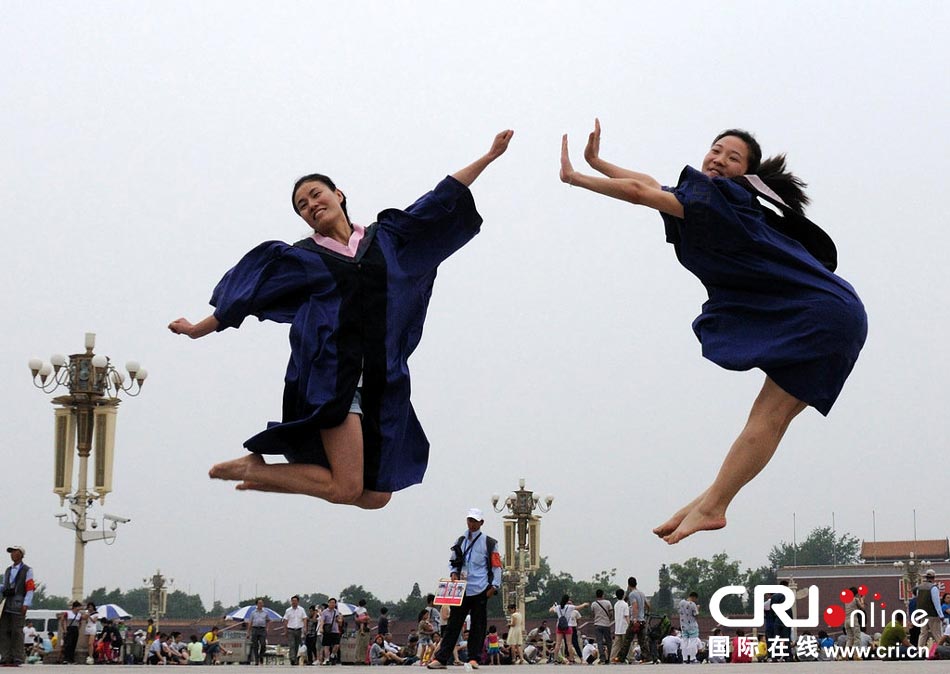 幾名打?qū)W生天安門廣場(chǎng)創(chuàng)意留影。圖片來源：金聞/CFP