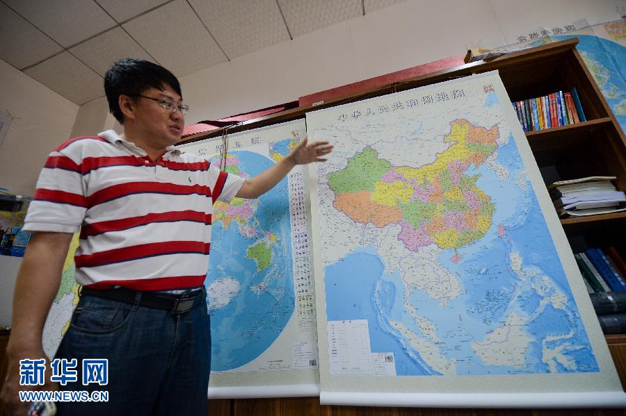 6月23日，湖南地圖出版社總編輯雷宜遜在介紹豎版《中華人民共和國地圖》。