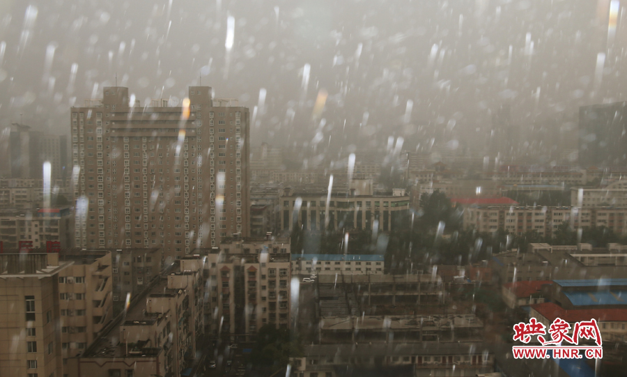 17時(shí)25分,鄭州強(qiáng)降雨,紫荊山附近的市民真切地感受到了什么叫大雨傾盆。