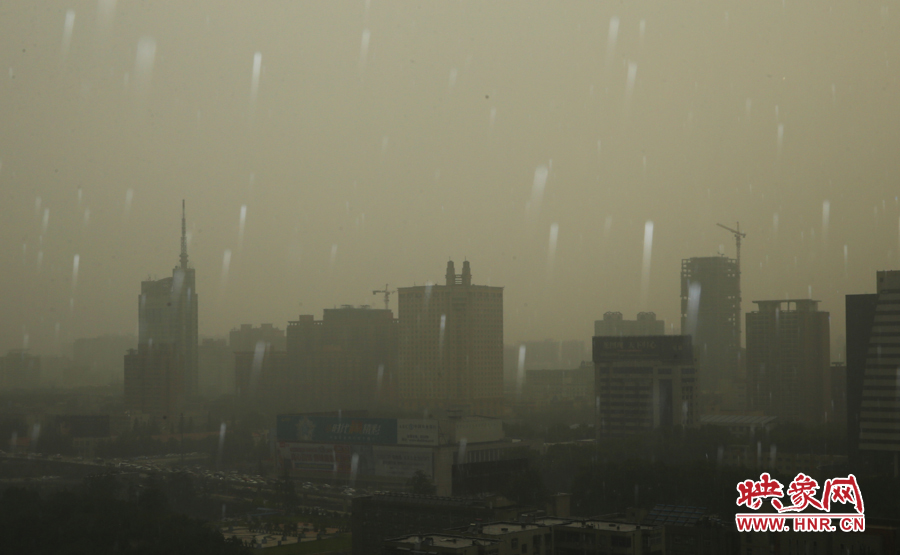 17時(shí)29分,鄭州強(qiáng)降雨,紫荊山附近的市民真切地感受到了什么叫大雨傾盆。