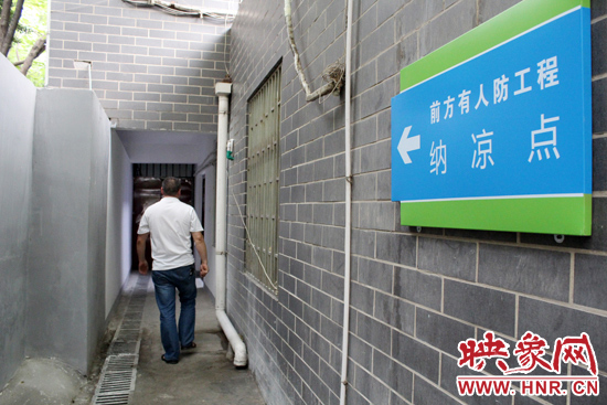 在每一處納涼點(diǎn)均有醒目標(biāo)志，市民可就近前往。