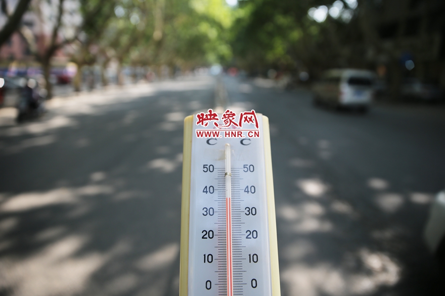 7月8日下午15時30分，人民路樹陰處溫度為36度，比人防納涼處高11度。