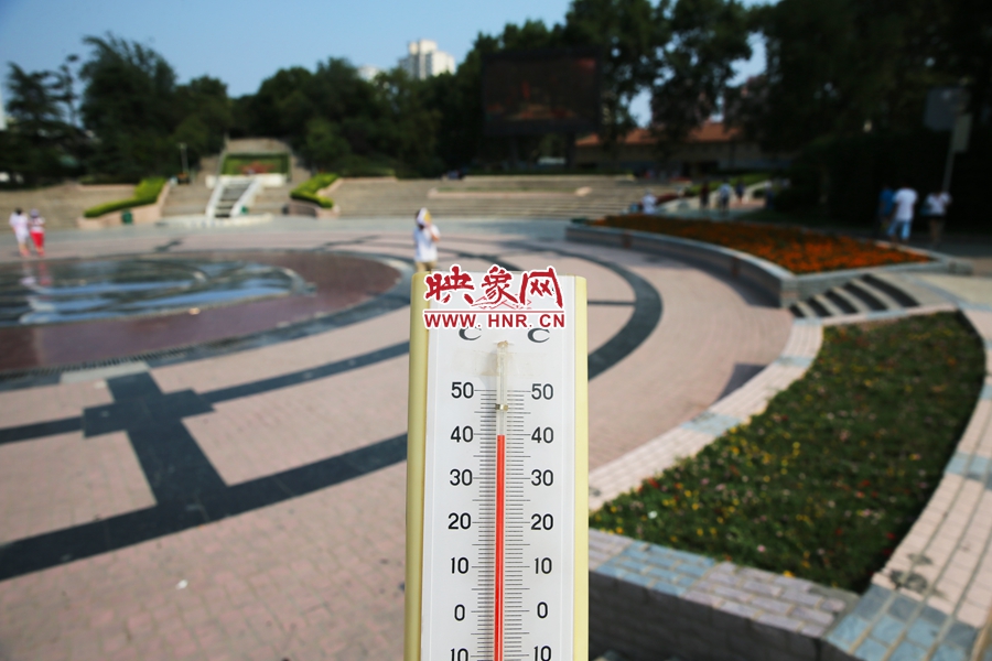 7月8日下午，紫荊山公園氣溫為39度（溫度計懸空測量），相比人防納涼處高14度。