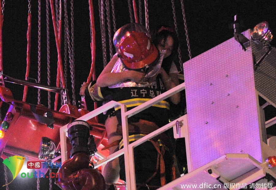 大連高空游樂設(shè)施出故障 游客被困20米高空 大連高空游樂設(shè)施出故障 游客被困20米高空