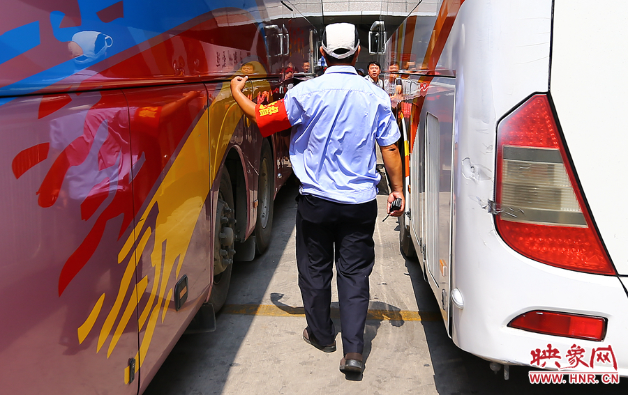 在車場指揮了十來分鐘，調(diào)度員的后背已被汗水浸透