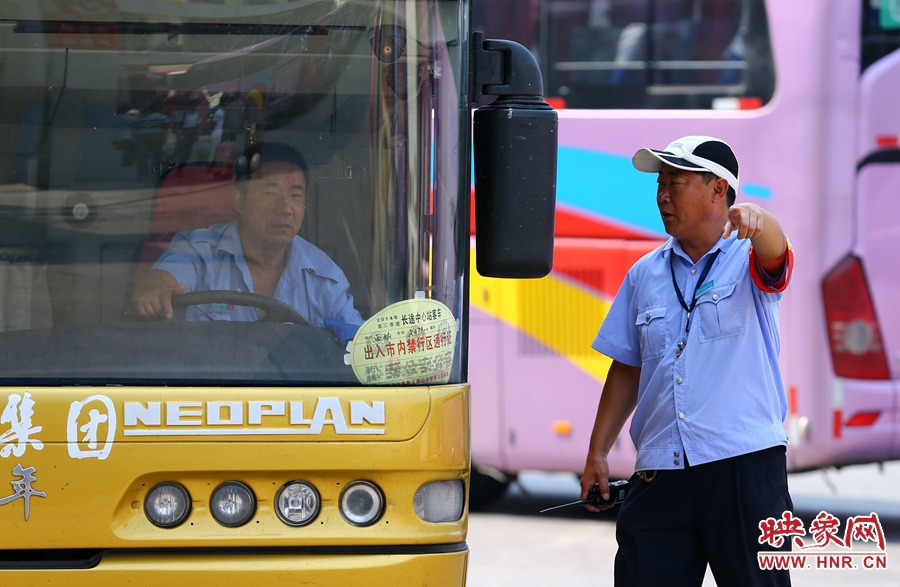 車場內(nèi)眾多汽車發(fā)動機的噪音，使得調(diào)度員和司機交流都需要加大音量